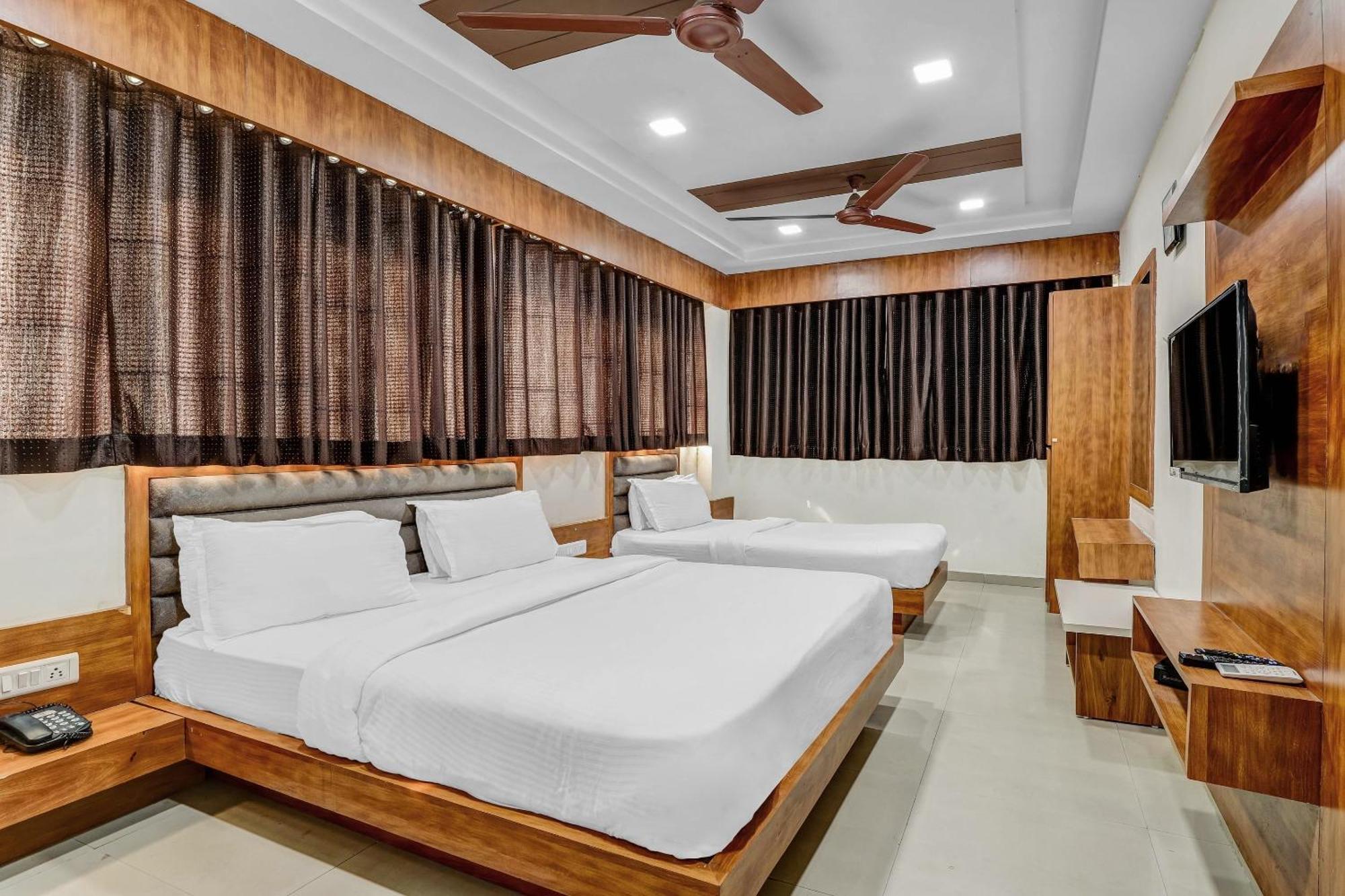 Capital O Maple View Hotel Naroda Luaran gambar