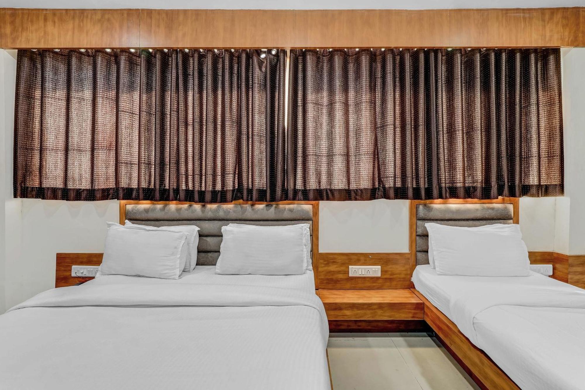 Capital O Maple View Hotel Naroda Luaran gambar