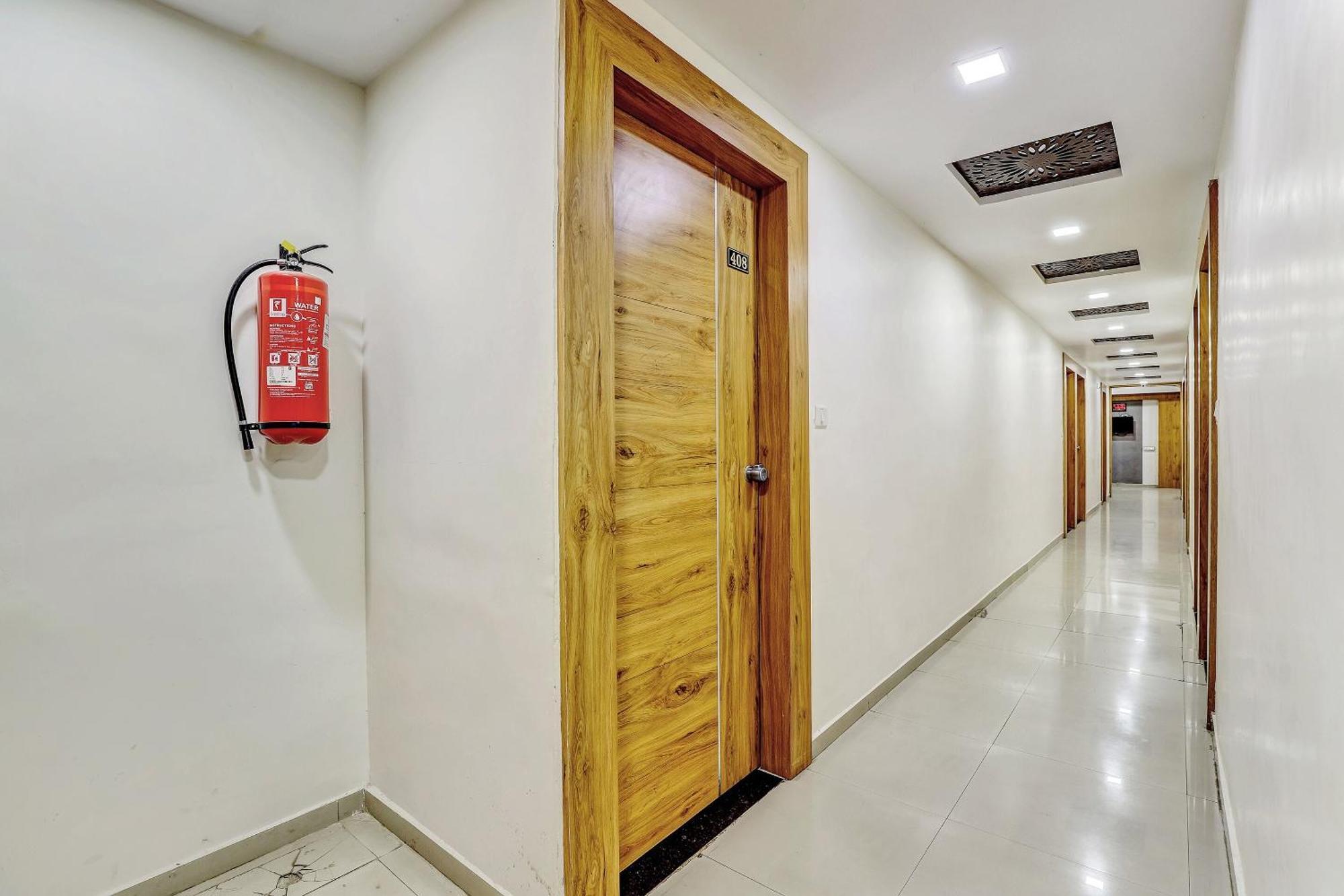 Capital O Maple View Hotel Naroda Luaran gambar
