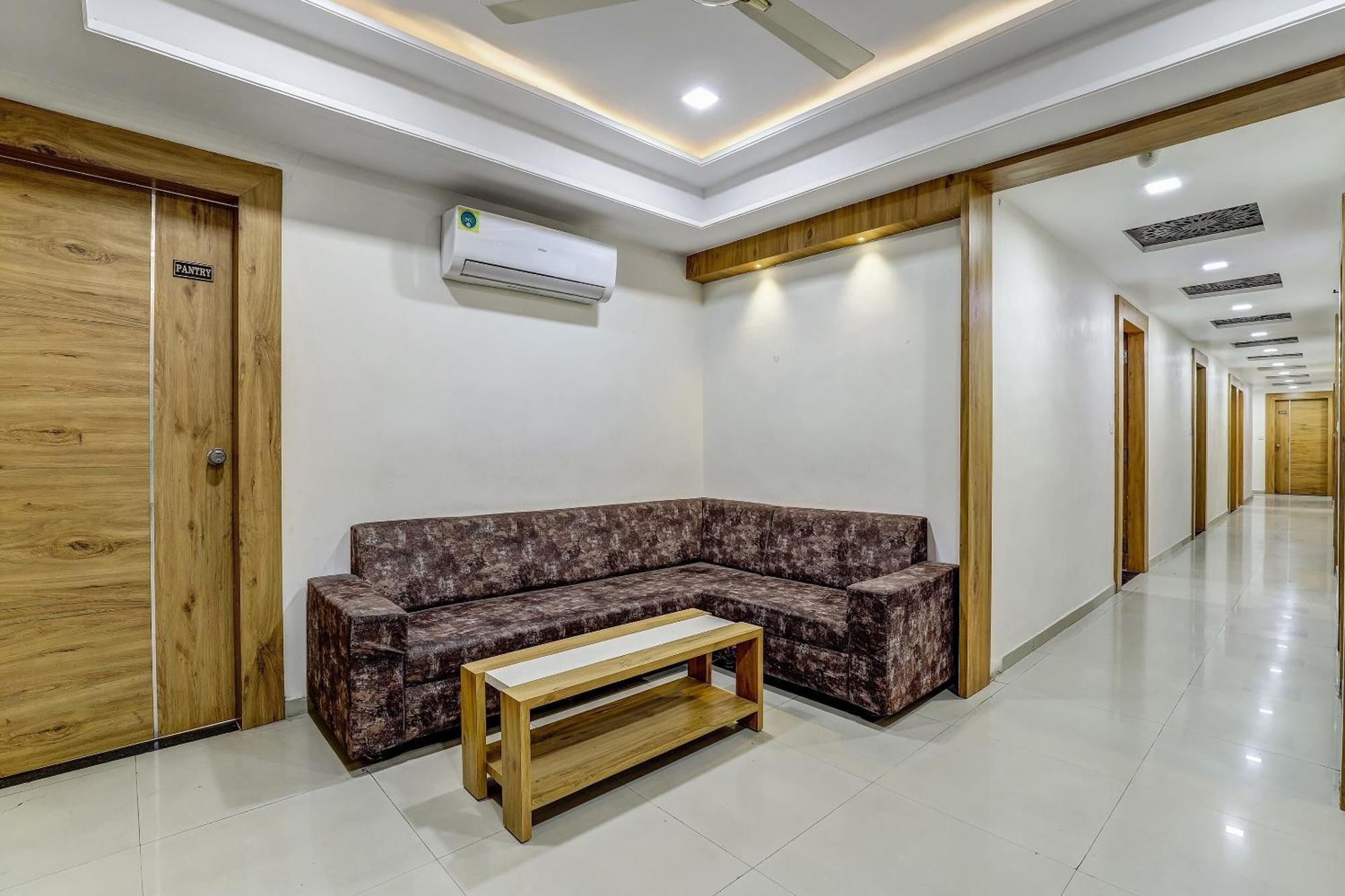 Capital O Maple View Hotel Naroda Luaran gambar