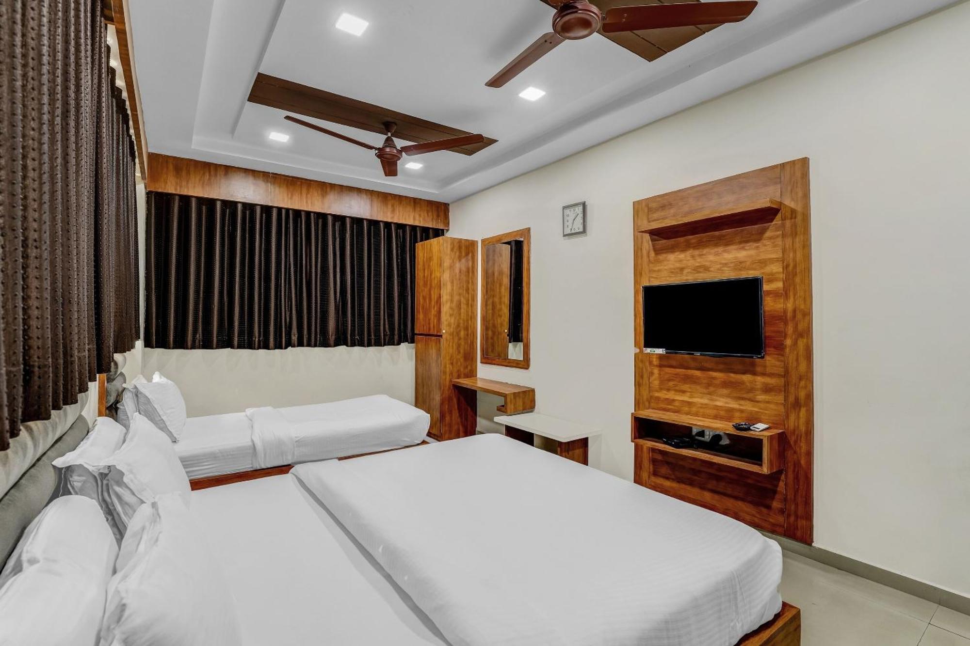 Capital O Maple View Hotel Naroda Luaran gambar