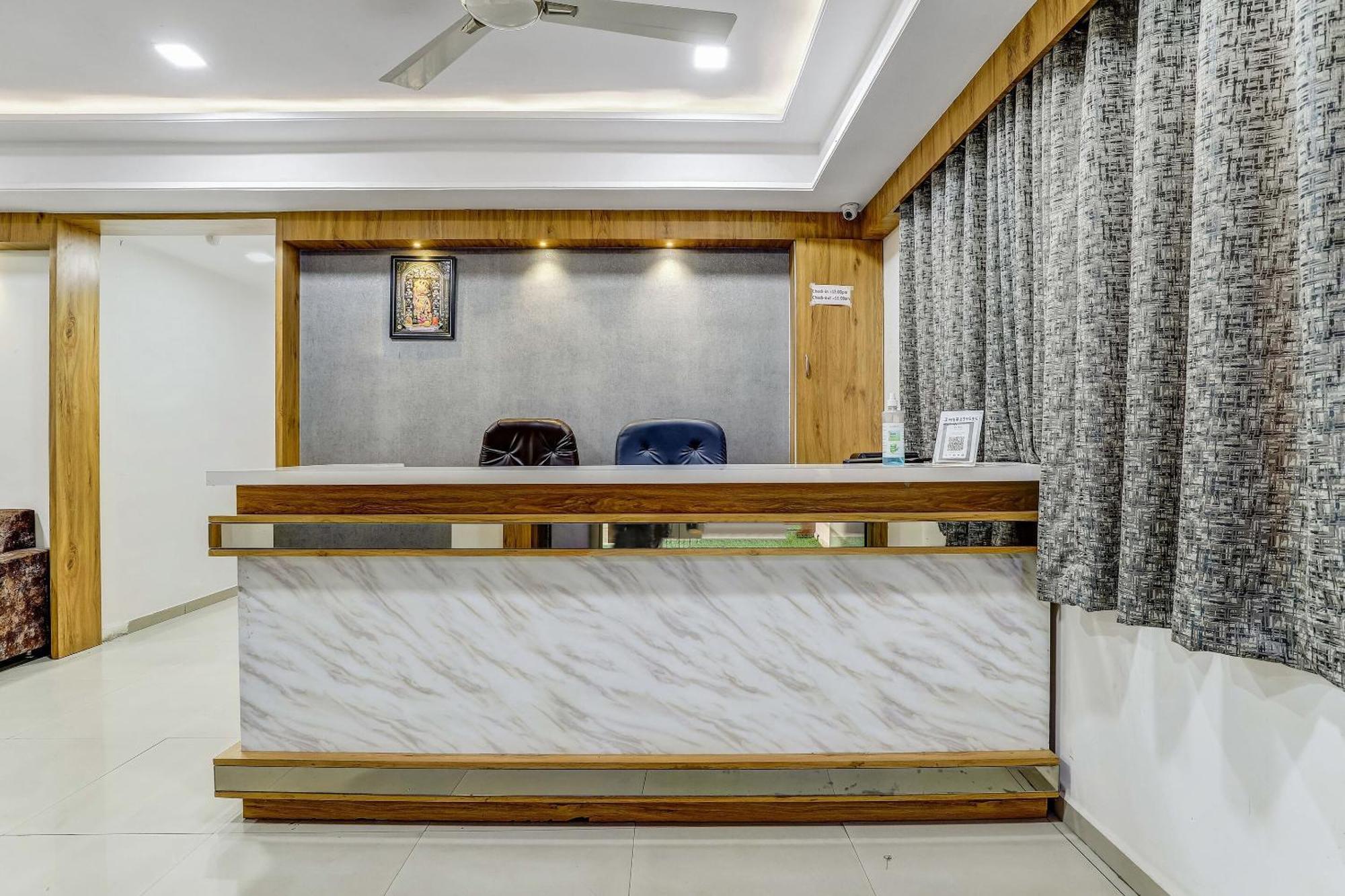 Capital O Maple View Hotel Naroda Luaran gambar