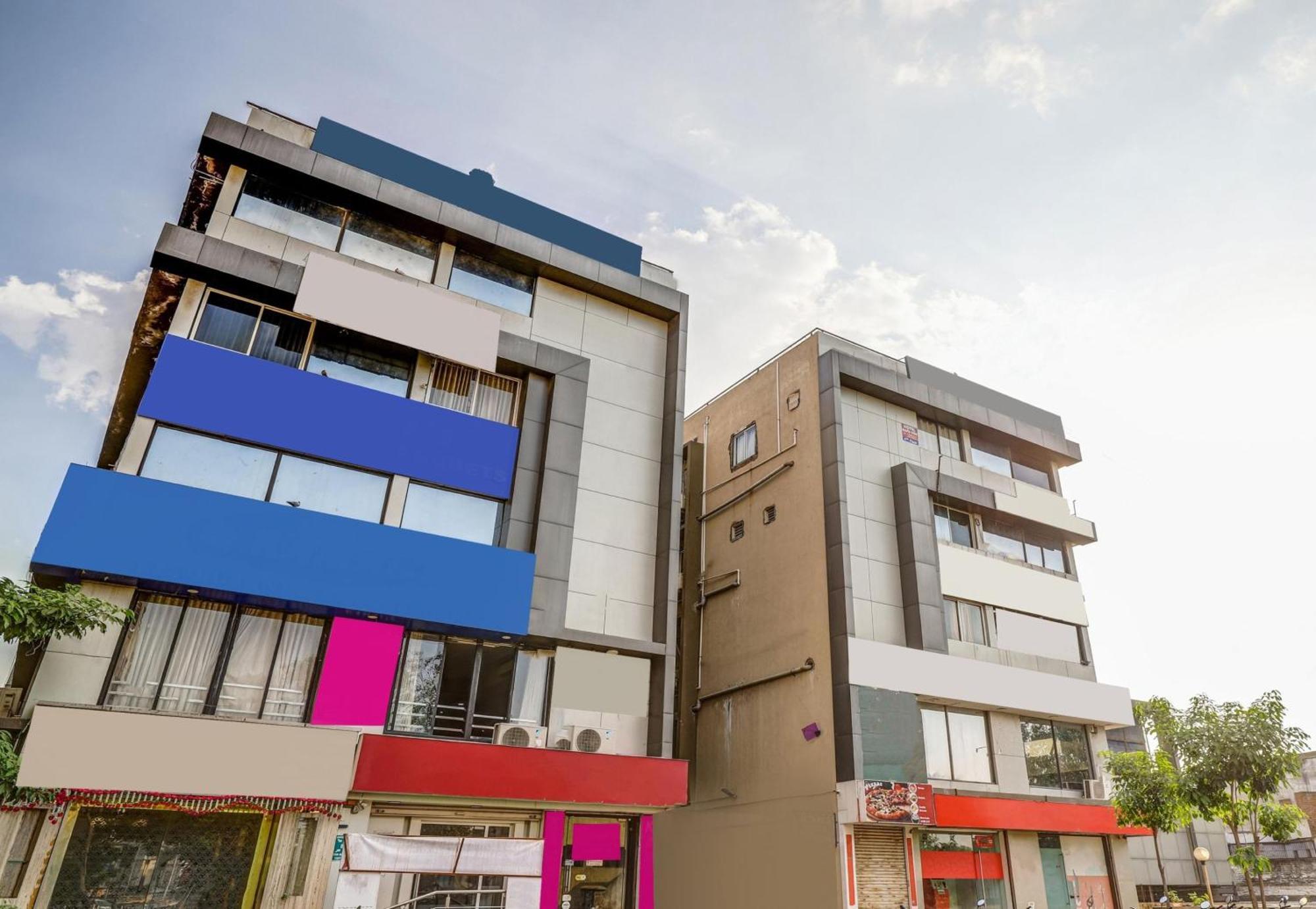 Capital O Maple View Hotel Naroda Luaran gambar